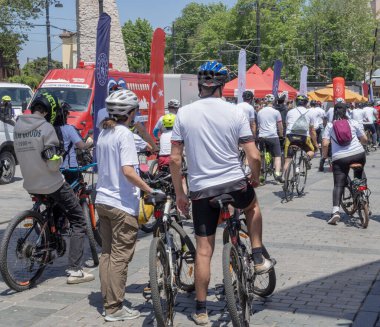Güneşli bir günde İstanbul 'da bir bisiklet etkinliğine katılan bisikletçiler. İstanbul 19 Mayıs 2025