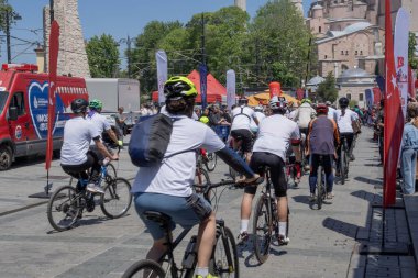 Güneşli bir günde İstanbul 'da bir bisiklet etkinliğine katılan bisikletçiler. İstanbul 19 Mayıs 2025