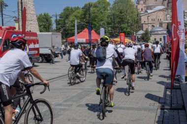 Güneşli bir günde İstanbul 'da bir bisiklet etkinliğine katılan bisikletçiler. İstanbul 19 Mayıs 2025