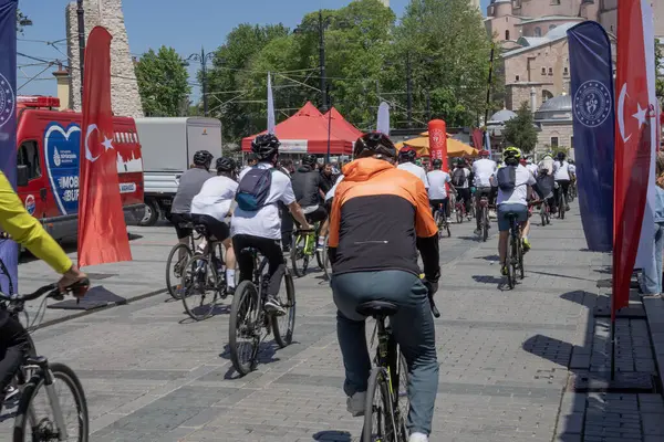Güneşli bir günde İstanbul 'da bir bisiklet etkinliğine katılan bisikletçiler. İstanbul 19 Mayıs 2025