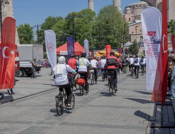 Güneşli bir günde İstanbul 'da bir bisiklet etkinliğine katılan bisikletçiler. İstanbul 19 Mayıs 2025