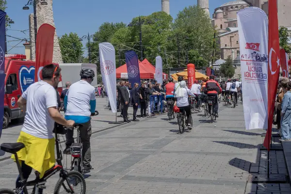 Güneşli bir günde İstanbul 'da bir bisiklet etkinliğine katılan bisikletçiler. İstanbul 19 Mayıs 2025