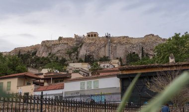 Atina 23 Mayıs 2025, Monastyraki bölgesi. Akropolis 'in antik Yunan kalıntıları ve çevresi. Antik Yunan mimarisi. Çağların karşıtlığı.