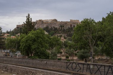 Atina 23 Mayıs 2025, Monastyraki bölgesi. Akropolis 'in antik Yunan kalıntıları ve çevresi. Antik Yunan mimarisi. Çağların karşıtlığı.