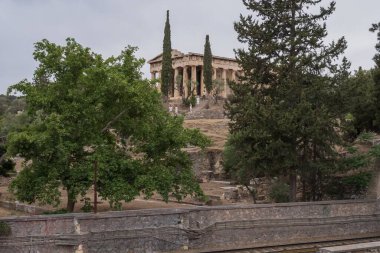 Atina 23 Mayıs 2025, Monastyraki bölgesi. Akropolis 'in antik Yunan kalıntıları ve çevresi. Antik Yunan mimarisi. Çağların karşıtlığı.