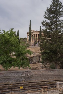 Atina 23 Mayıs 2025, Monastyraki bölgesi. Akropolis 'in antik Yunan kalıntıları ve çevresi. Antik Yunan mimarisi. Çağların karşıtlığı.
