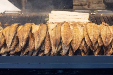 İstanbul 'da Türk sokak yemekleri. Galata Köprüsü 'nün yanındaki sette Balik ekmek hazırlama işlemi. Pide ekmeğinde ızgara uskumru fileto ve taze sebzeli salata..