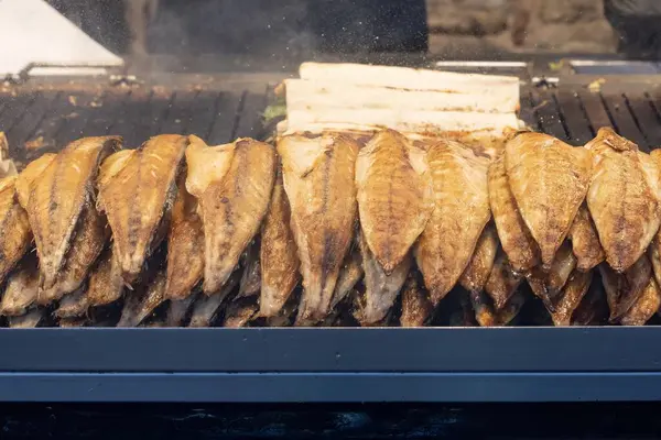 İstanbul 'da Türk sokak yemekleri. Galata Köprüsü 'nün yanındaki sette Balik ekmek hazırlama işlemi. Pide ekmeğinde ızgara uskumru fileto ve taze sebzeli salata..