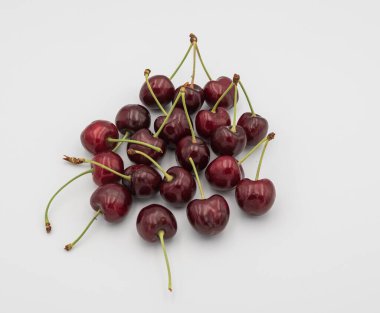 Beyaz Arkaplanda Kökleri Olan Taze Kirazlar