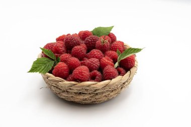 Yeşil Ahududu Yapraklı Kırmızı Ahududu Sepeti 'nin Beyaz Arkaplanda Yakın Çekimi