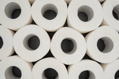 Siyah arka planda kabartmalı desenli birden fazla tuvalet kağıdı rulosu. Hijyen ve Tedarik Konsepti