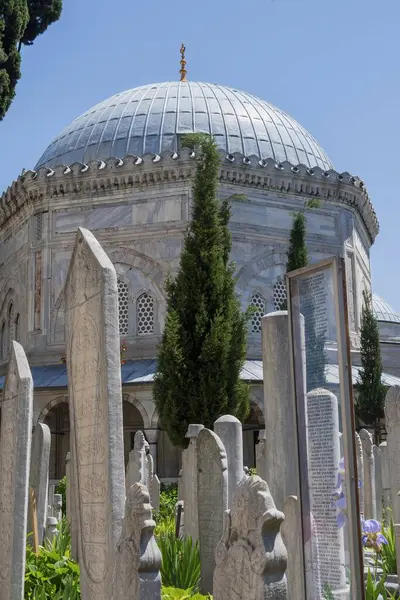 Osmanlı mezar taşları, İstanbul 'da Sultan Süleyman' ın mezarının yakınındaki huzurlu bir mezarlıkta, güller ve ağaçlarla. İstanbul 19 Mayıs 2025
