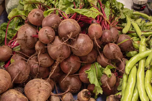 Çiftçi pazarında taze taze pancar ve bezelye kabukları.