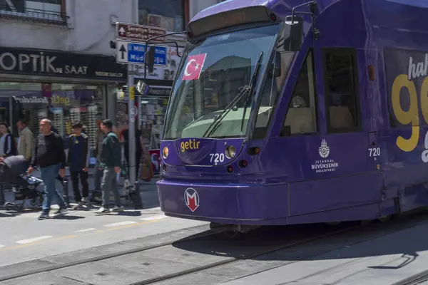 İstanbul sokaklarında tramvay ve otobüslerle toplu taşıma ve günlük yaşam. İstanbul 19 Mayıs 2025