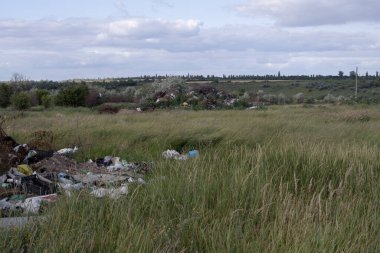 Açık bir kırsal alanda izinsiz çöplük.