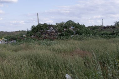 Açık bir kırsal alanda izinsiz çöplük.