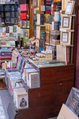 İstanbul 'da kitap ve el sanatlarıyla geleneksel Türk pazarları. Kapalı Çarşı. İstanbul 19 Mayıs 2025