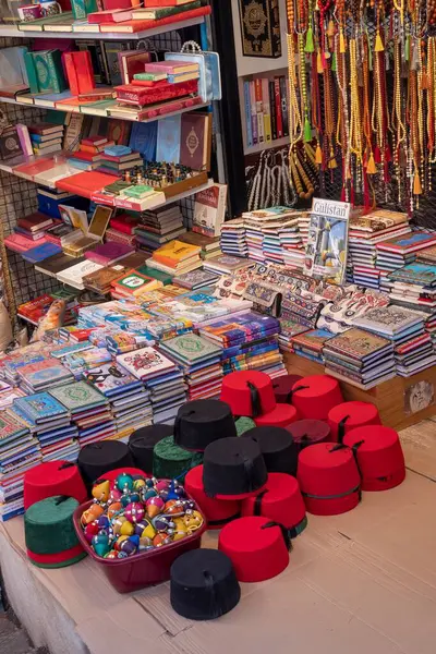 İstanbul 'da kitap ve el sanatlarıyla geleneksel Türk pazarları. Kapalı Çarşı. İstanbul 19 Mayıs 2025