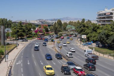 Atina 'da otoyol trafiği otomobiller, otobüsler ve modern kentsel karayolu altyapısı