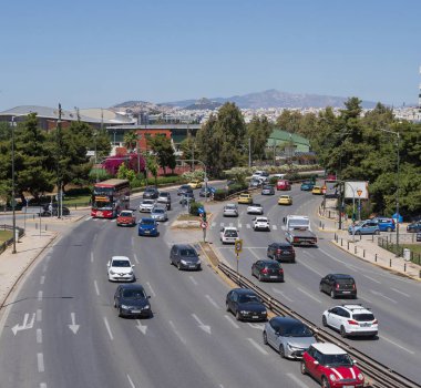 Atina 'da otoyol trafiği otomobiller, otobüsler ve modern kentsel karayolu altyapısı