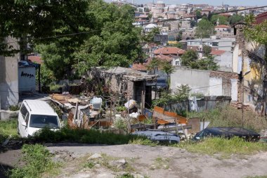 İstanbul Sultanahmet 'te eski bir yerleşim yeri manzarası, yoğun binalar, kentsel bozulma ve Türkiye' nin kültür başkentinin göbeğindeki tarihi atmosfer.