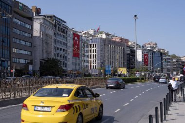 İstanbul şehir manzarası yoğun trafik, modern ofisler ve mavi gökyüzünün altındaki konut binaları. Modern Türkiye 'nin ve dinamik kentsel yaşam tarzının sembolü.