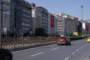 İstanbul şehir manzarası yoğun trafik, modern ofisler ve mavi gökyüzünün altındaki konut binaları. Modern Türkiye 'nin ve dinamik kentsel yaşam tarzının sembolü.