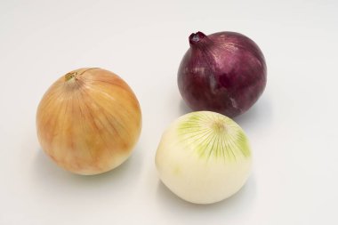 Üç tip soğan ampulünün (kırmızı, sarı ve beyaz) stüdyo görüntüsü beyaz zemin üzerinde sıralanmıştır. Tarım, aşçılık veya sağlıkla ilgili konular için mükemmel.