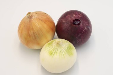 Üç tip soğan ampulünün (kırmızı, sarı ve beyaz) stüdyo görüntüsü beyaz zemin üzerinde sıralanmıştır. Tarım, aşçılık veya sağlıkla ilgili konular için mükemmel.