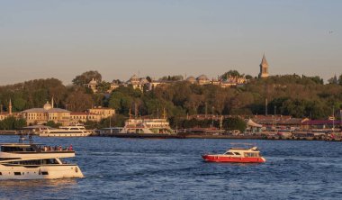 İstanbul 'un Galata Kulesi' nden görünüşü: Boğaz 'ı geçen gemiler ve arka planda Ayasofya ve Topkapı Sarayı da dahil olmak üzere tarihi mimari. Türkiye 'nin kültürel başkentinin şehir ve deniz güzelliği. İstanbul 20 Mayıs 2025