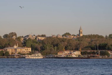 İstanbul 'un Galata Kulesi' nden görünüşü: Boğaz 'ı geçen gemiler ve arka planda Ayasofya ve Topkapı Sarayı da dahil olmak üzere tarihi mimari. Türkiye 'nin kültürel başkentinin şehir ve deniz güzelliği. İstanbul 20 Mayıs 2025