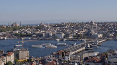 Altın Boynuz 'u kaplayan Galata Köprüsü' nün arka planında Yeni Cami, hareketli bir kıyı şeridi ve İstanbul 'un yoğun silueti bulunuyor. İstanbul 20 Mayıs 2025