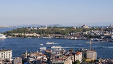 İstanbul 'un Galata Kulesi' nden görünüşü: Boğaz 'ı geçen gemiler ve arka planda Ayasofya ve Topkapı Sarayı da dahil olmak üzere tarihi mimari. Türkiye 'nin kültürel başkentinin şehir ve deniz güzelliği. İstanbul 20 Mayıs 2025