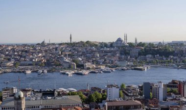 Süleyman Camii ve tarihi ufuk çizgisi de dahil olmak üzere İstanbul 'un önde gelen camilerinin bulunduğu Altın Boynuz manzarası. 20 Mayıs 2025 'te İstanbul, Türkiye' deki Galata Kulesi 'nden ele geçirildi. 20 Mayıs 2025