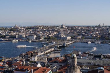 Altın Boynuz 'u kaplayan Galata Köprüsü' nün arka planında Yeni Cami, hareketli bir kıyı şeridi ve İstanbul 'un yoğun silueti bulunuyor. İstanbul 20 Mayıs 2025