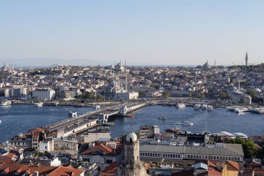 Altın Boynuz 'u kaplayan Galata Köprüsü' nün arka planında Yeni Cami, hareketli bir kıyı şeridi ve İstanbul 'un yoğun silueti bulunuyor. İstanbul 20 Mayıs 2025