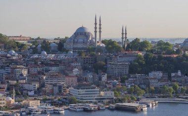 İstanbul, açık bir günde Süleyman Camii, geleneksel kubbeler ve minareler ve Altın Boynuz 'un işlek kıyı şeridi ile ufuk çizgisi oluşturdu. Türk mirası ve şehir yaşamına ikonik bakış. İstanbul 20 Mayıs 2025