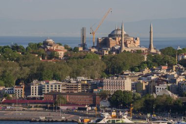 Tarihi bölgenin panoramik manzarası ve İstanbul 'da Ayasofya, Trkiye. Tarihi eser restorasyon çalışmaları devam ediyor. İstanbul 20 Mayıs 2025