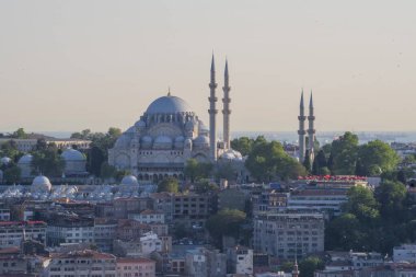 İstanbul, açık bir günde Süleyman Camii, geleneksel kubbeler ve minareler ve Altın Boynuz 'un işlek kıyı şeridi ile ufuk çizgisi oluşturdu. Türk mirası ve şehir yaşamına ikonik bakış. İstanbul 20 Mayıs 2025