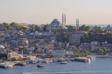 İstanbul, açık bir günde Süleyman Camii, geleneksel kubbeler ve minareler ve Altın Boynuz 'un işlek kıyı şeridi ile ufuk çizgisi oluşturdu. Türk mirası ve şehir yaşamına ikonik bakış. İstanbul 20 Mayıs 2025