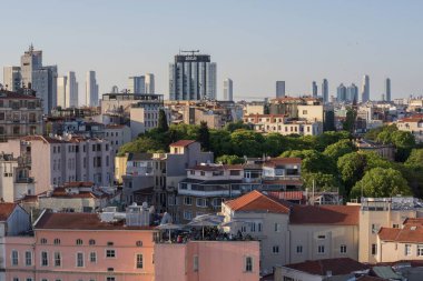 İstanbul 'un çeşitli mimarisi, uydu antenleri ve deniz ufkunun bulunduğu Galata Kulesi' nin manzarası. Türk metropolünün karakteristik kent yoğunluğu ve kültürel cazibesi. İstanbul 20 Mayıs 2025