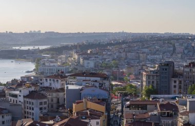 İstanbul 'un çeşitli mimarisi, uydu antenleri ve deniz ufkunun bulunduğu Galata Kulesi' nin manzarası. Türk metropolünün karakteristik kent yoğunluğu ve kültürel cazibesi. İstanbul 20 Mayıs 2025