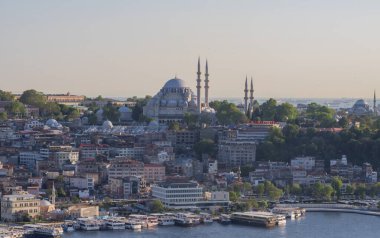 İstanbul, açık bir günde Süleyman Camii, geleneksel kubbeler ve minareler ve Altın Boynuz 'un işlek kıyı şeridi ile ufuk çizgisi oluşturdu. Türk mirası ve şehir yaşamına ikonik bakış. İstanbul 20 Mayıs 2025