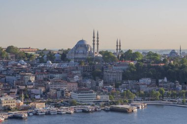İstanbul, açık bir günde Süleyman Camii, geleneksel kubbeler ve minareler ve Altın Boynuz 'un işlek kıyı şeridi ile ufuk çizgisi oluşturdu. Türk mirası ve şehir yaşamına ikonik bakış. İstanbul 20 Mayıs 2025