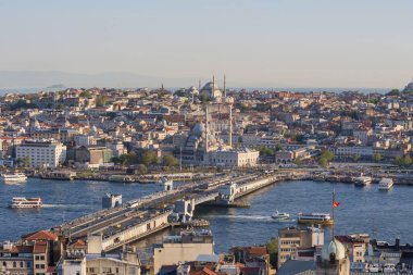 Altın Boynuz 'u kaplayan Galata Köprüsü' nün arka planında Yeni Cami, hareketli bir kıyı şeridi ve İstanbul 'un yoğun silueti bulunuyor. İstanbul 20 Mayıs 2025