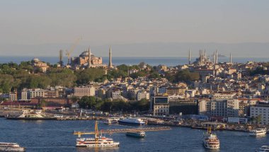 Tarihi bölgenin panoramik manzarası ve İstanbul 'da Ayasofya, Trkiye. Tarihi eser restorasyon çalışmaları devam ediyor. İstanbul 20 Mayıs 2025