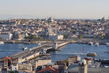 Altın Boynuz 'u kaplayan Galata Köprüsü' nün arka planında Yeni Cami, hareketli bir kıyı şeridi ve İstanbul 'un yoğun silueti bulunuyor. İstanbul 20 Mayıs 2025