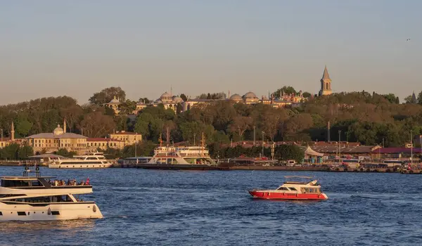 İstanbul 'un Galata Kulesi' nden görünüşü: Boğaz 'ı geçen gemiler ve arka planda Ayasofya ve Topkapı Sarayı da dahil olmak üzere tarihi mimari. Türkiye 'nin kültürel başkentinin şehir ve deniz güzelliği. İstanbul 20 Mayıs 2025