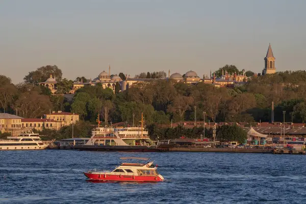 İstanbul 'un Galata Kulesi' nden görünüşü: Boğaz 'ı geçen gemiler ve arka planda Ayasofya ve Topkapı Sarayı da dahil olmak üzere tarihi mimari. Türkiye 'nin kültürel başkentinin şehir ve deniz güzelliği. İstanbul 20 Mayıs 2025