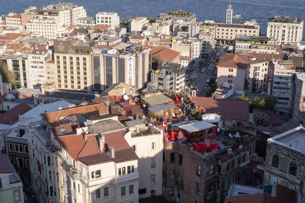 İstanbul 'un çeşitli mimarisi, uydu antenleri ve deniz ufkunun bulunduğu Galata Kulesi' nin manzarası. Türk metropolünün karakteristik kent yoğunluğu ve kültürel cazibesi. İstanbul 20 Mayıs 2025